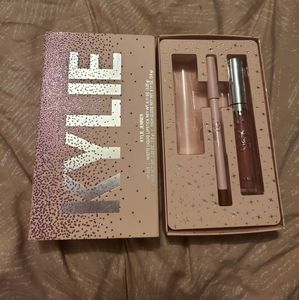 Kylie cosmetics lip liner and matte lipstick
